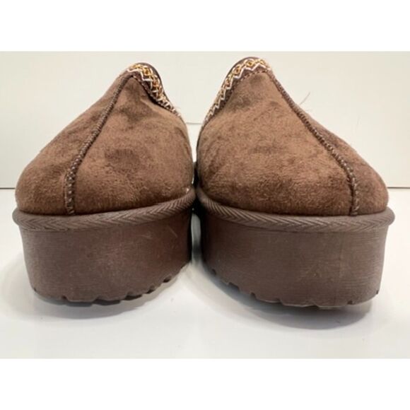 NWT Avalanche Cozy Slippers in dark brown. Size 9. - Picture 2 of 8